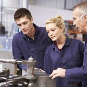 <p>Norsk arbeidsliv har klart å kombinere høy produktivitet og små lønnsforskjeller. Det skyldes blant annet et velutbygd utdanningssystem og gode læringsvilkår på jobb. Med et arbeidsliv i rask endring settes veletablerte ordninger under press. Går vi mot et økt kompetansegap i norsk arbeidsliv?</p>
<p>&nbsp;</p>
