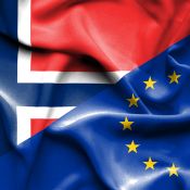 <p>Det har vært en årelang strid om reise, kost og losji (RKL) for utenlandske arbeidstakere i norsk skips- og verftsindustri. Høyesterett har konstatert at allmenngjøring av RKL er innenfor EØS-regelverket. Tariffnemnda har vedtatt at utgifter til reiser innenfor Norges grenser fortsatt skal dekkes, men ikke reiser fra og til hjemlandet. Hvilke konsekvenser får dette for bedriftene og de utenlandske arbeidstakerne?</p>