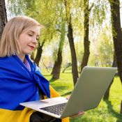 <p>Aldri før har det blitt bosatt så mange flyktninger i Norge som i 2022. I år kan det komme like mange. For ett år siden stilte vi spørsmålet: <a href="arrangementer/arrangementer/flyktninger-fra-ukraina">er vi klare til å hjelpe?</a> Nå spør vi: Hvordan har det gått så langt? Holder vi stand? Og hvilke utfordringer står flyktningarbeidet overfor i året som kommer?</p>