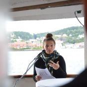 <p>I forskerstafetten på Fafobåten holder Fafo-forskerne ti-femten minutters innledninger, og deretter er det åpent for spørsmål og diskusjon. Hver etappe i stafetten varer 25 minutter og foregår på trossedekket, akter på MS Sandnes. Ved dårlig vær flyttes arrangementet inn i 2. klassesalongen.</p>
<p>Arrangementene er gratis og åpne for alle. Påmelding er ikke nødvendig.</p>
<p>&nbsp;</p>