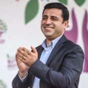 <p>Den kurdiske nasjonalistiske bevegelsen blir ofte likestilt med den væpnede kampen til det Kurdistans arbeiderparti PKK. Men den pro-kurdiske bevegelsen er svært sammensatt, og på dette seminaret belyste vi den legale bevegelsen. Seminaret ble holdt på engelsk og tyrkisk, og ble simultanoversatt.</p>