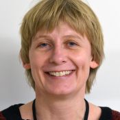 <p>Fafo-forskerne Beret Bråten og Kristian Takvam Kindt overleverer sine funn til statssekretær Hanne Iversen i Justis- og beredskapsdepartementet. Rapporten handler om integreringsrådgivere ved norske ambassader, og lanseres på et seminar i regi av IMIDi.</p>
<p><a dir="ltr" target="_blank" href="http://www.imdi.no/om-imdi/kurs-og-arrangementer/lanseringsseminar-evaluering-av-ordningen-med-integreringsradgivere/" rel="noopener">Les mer om seminaret hos IMDi</a></p>
<p><a dir="ltr" target="_blank" href="index.php/nb/zoo-publikasjoner/fafo-rapporter/item/med-mandat-til-a-hjelpe">Last ned rapporten</a></p>