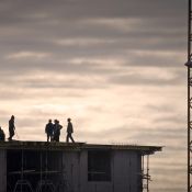<p>Fafo har kartlagt arbeidskraften i byggenæringen i 2008 og 2014. I løpet av disse årene er det rekrutteringssvikt blant de unge. Men takket være arbeidsinnvandring er det like fullt sysselsettingsvekst i næringen. På dette frokostseminaret ble resultatene presentert. Sentrale aktører i næringen var invitert til å kommentere.</p>