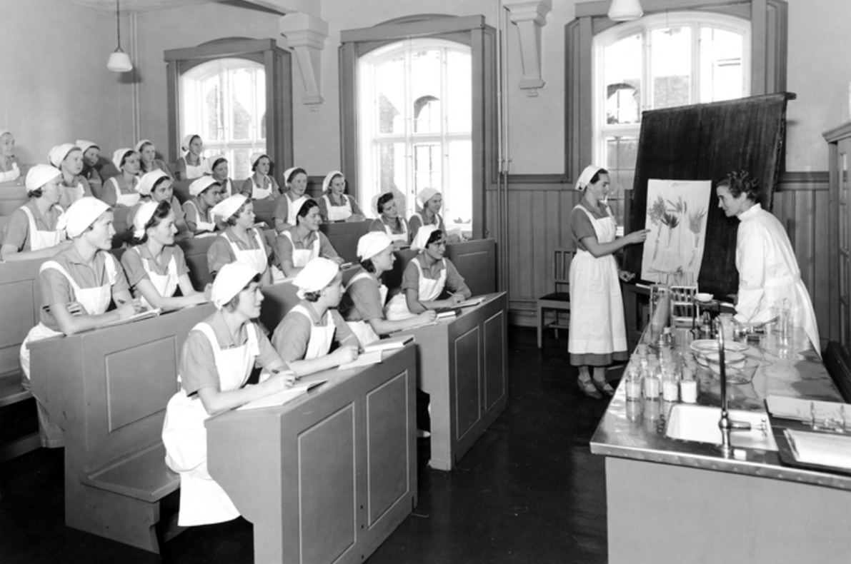 DEN FØRSTE husmorskolen i Norge – og da helt i forkant i verden – kom allerede i 1865, altså i tida da Grønland skole ble bygget. Husmorskolene økte så i både omfang og betydning utover 1900-tallet. I 1930 ble den gamle Grønland skole åpnet for 144 elever. Bildet er fra 1937